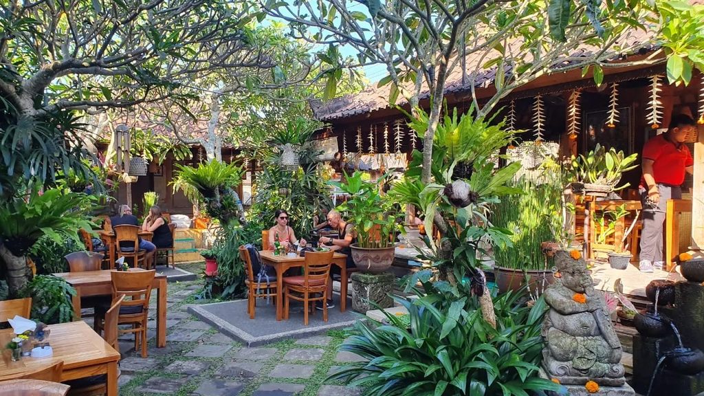 Warung Makan Bu Rus garden dining area in Ubud